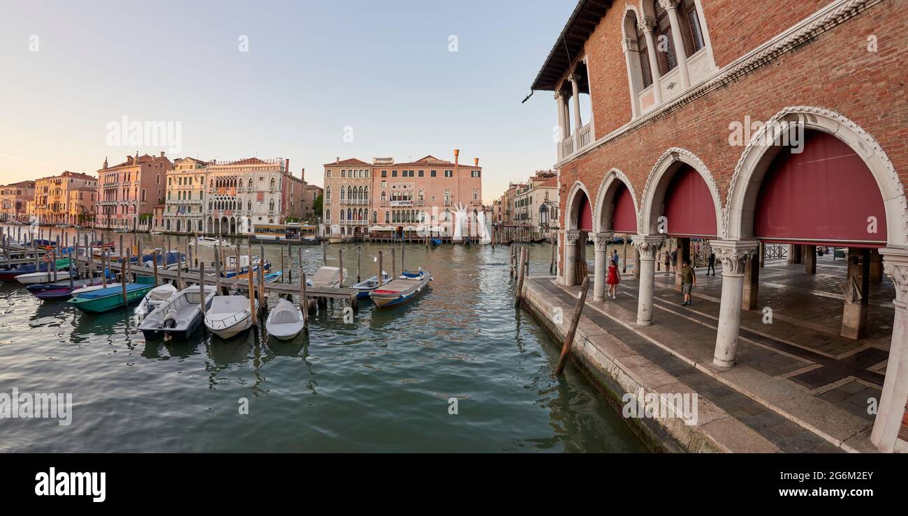 Vista desde el Mercato de Rialto que muestra la escultura de manos gigantes de L'Alcova, para la Bienal 2017, junto al Gran Canal, Venecia, Italia Foto de stock