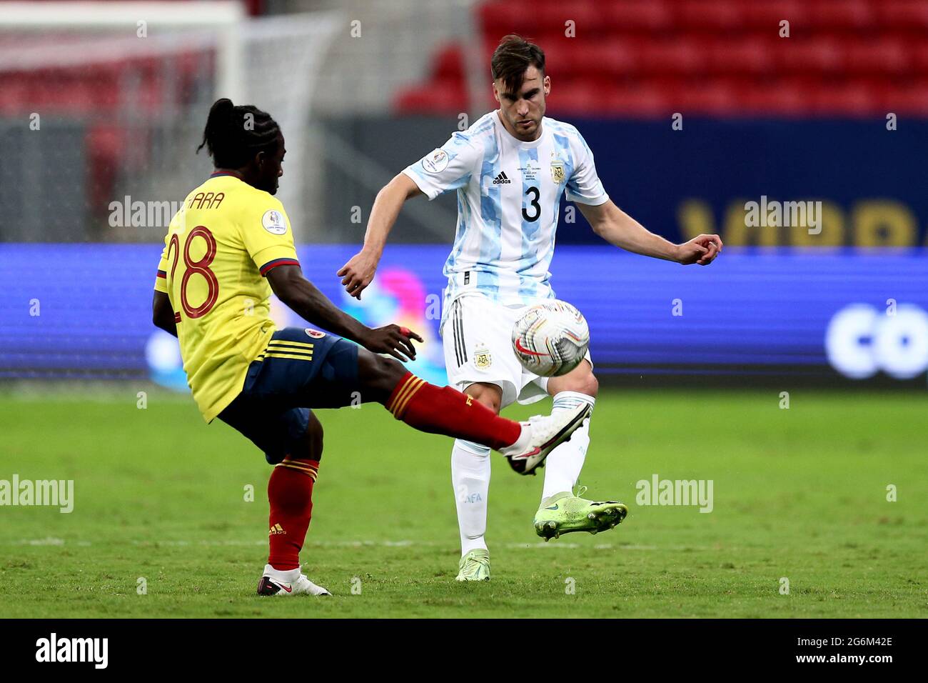 BRASILIA, BRASIL - 06 DE JULIO: Nicolas Tagliafico de Argentina compite por  el balón con Yimmi Chara de Colombia, durante el partido semifinal entre  Argentina y Colombia como parte del Conmebol Copa