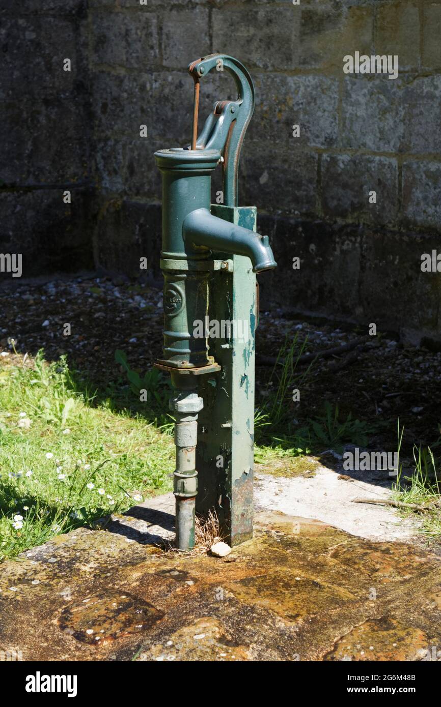 Antigua bomba de agua en la Iglesia de Saint-Quentin, Nucourt, Val d'Oise, Francia Foto de stock