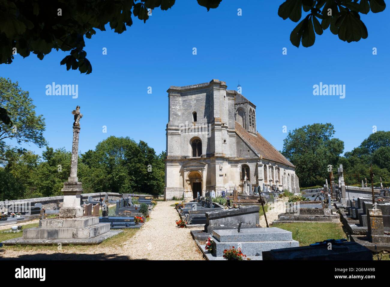 Iglesia de Saint-Quentin en Nucourt, Val d'Oise, Francia Foto de stock