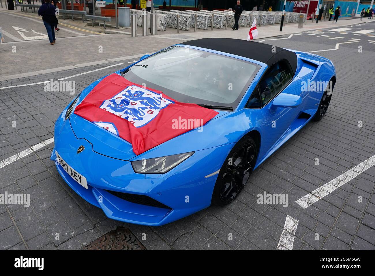 CORREGIR MARCA DE COCHE* UN Lamborghini con una bandera de Inglaterra en el  capó fuera del estadio de Wembley antes del partido semifinal de la UEFA  EURO 2020 entre Inglaterra y