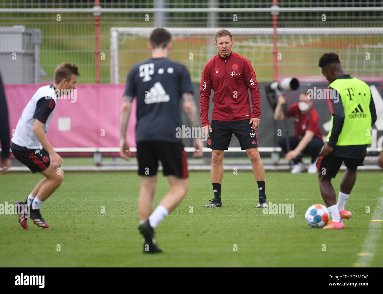 Fútbol - Bayern Munich Training - Saebener Strasse, Munich, Alemania - 7 de  julio de 2021 El entrenador del Bayern Munich Julian Nagelsmann durante el  entrenamiento REUTERS/Andreas Gebert Fotografía de stock - Alamy