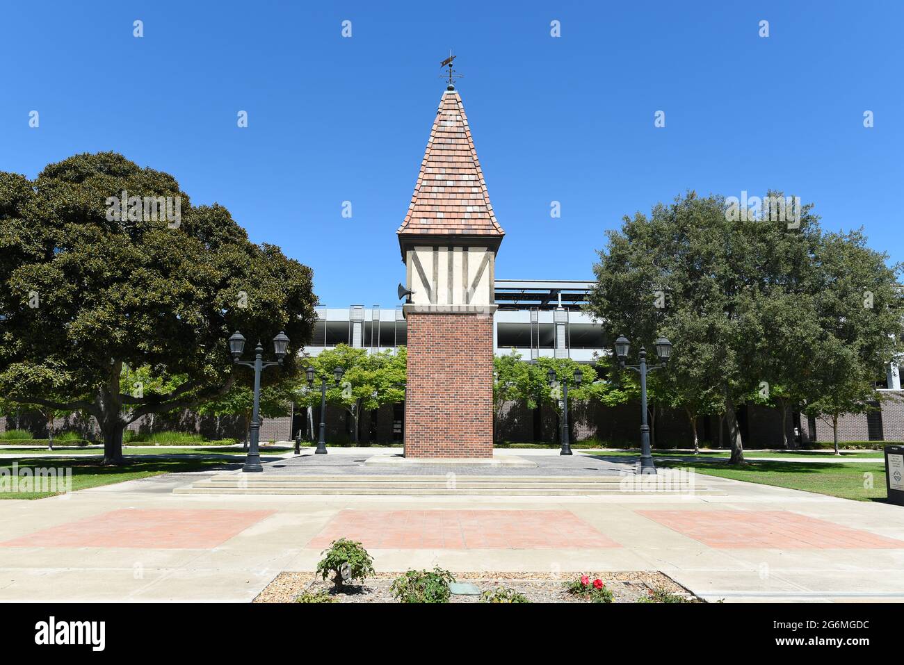 WESTMINSTER, CALIFORNIA - 5 DE JULIO de 2021: Torre del Reloj en el Centro Cívico Commons. Foto de stock