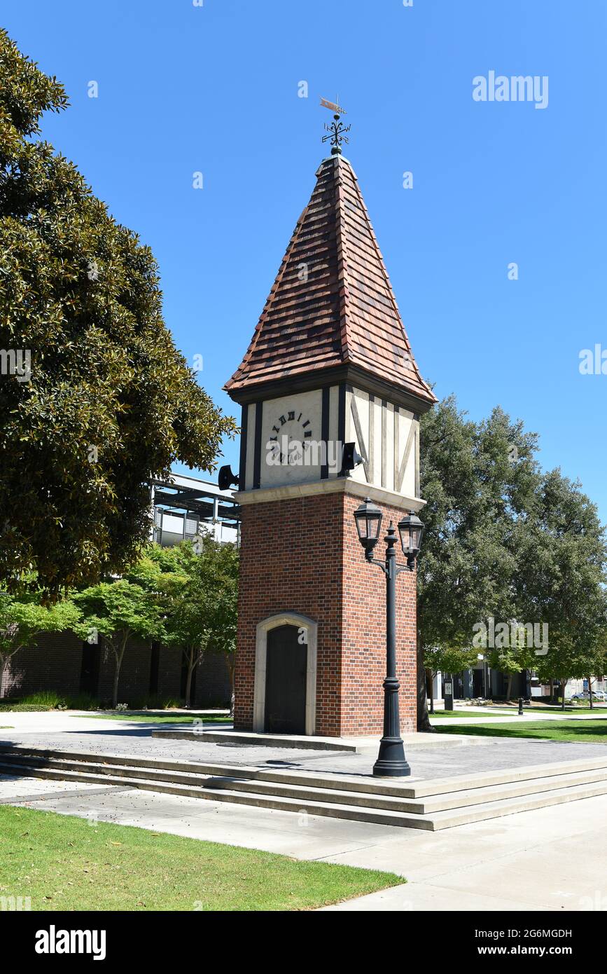 WESTMINSTER, CALIFORNIA - 5 DE JULIO de 2021: Torre del Reloj en el Centro Cívico Commons. Foto de stock