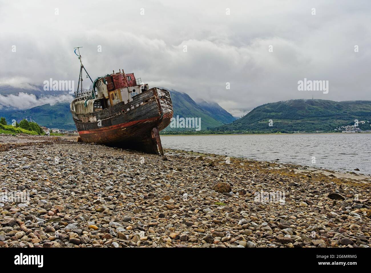 Naufragio en las orillas del lago Linnhe cerca de Fort William en la costa oeste de Escocia Foto de stock