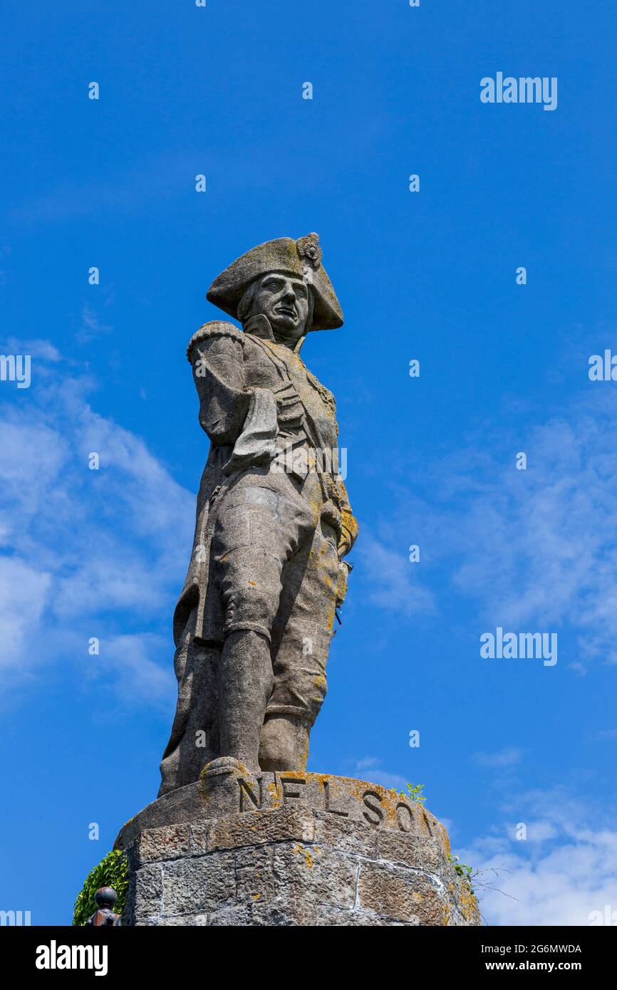 Estatua de Nelson en la ruta de la costa de Gales a lo largo del estrecho de Menai, Anglesey, norte de Gales Foto de stock
