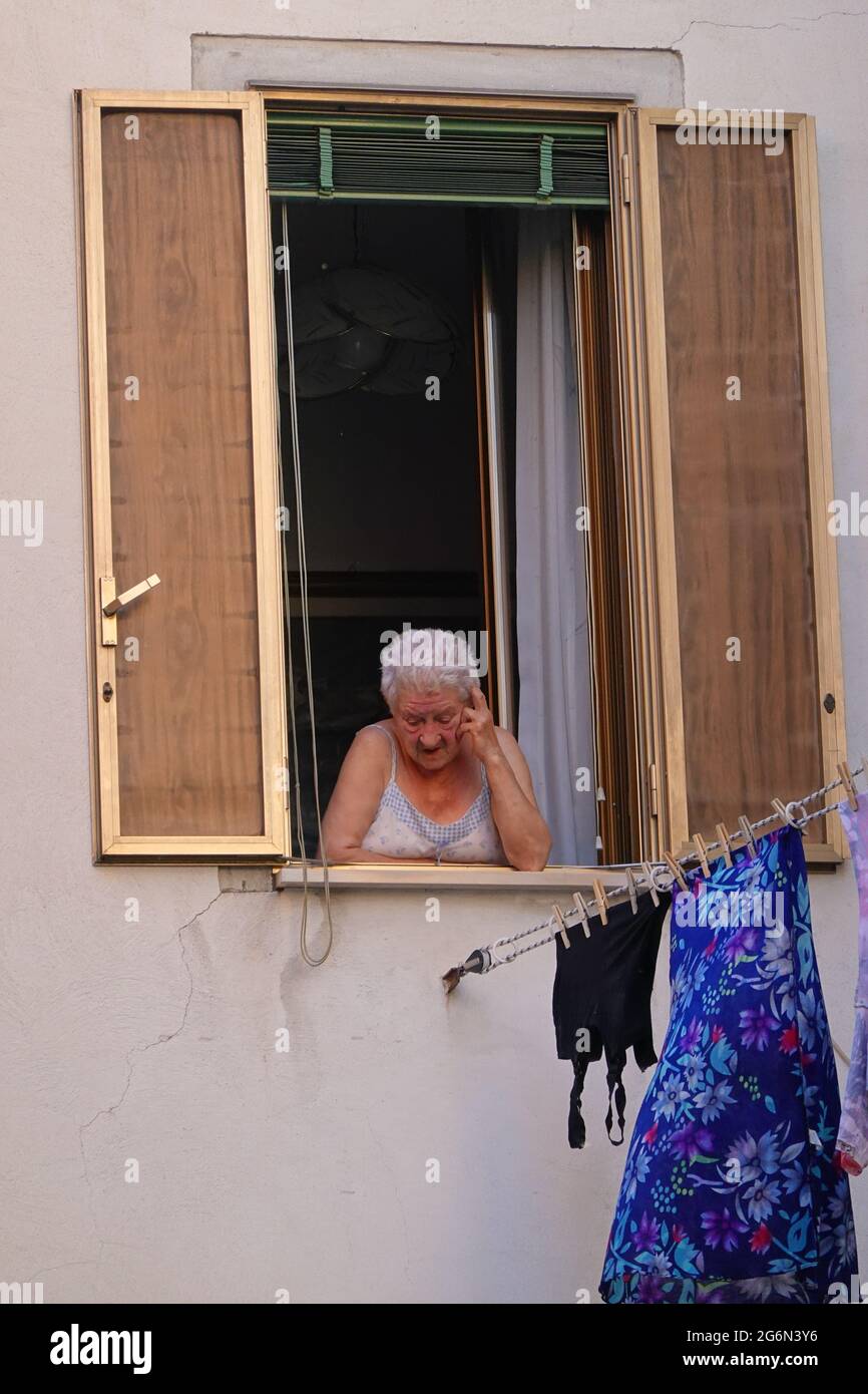 Venedig, Alte Dame am Fenster // Venecia, Antigua Señora en una Ventana Foto de stock