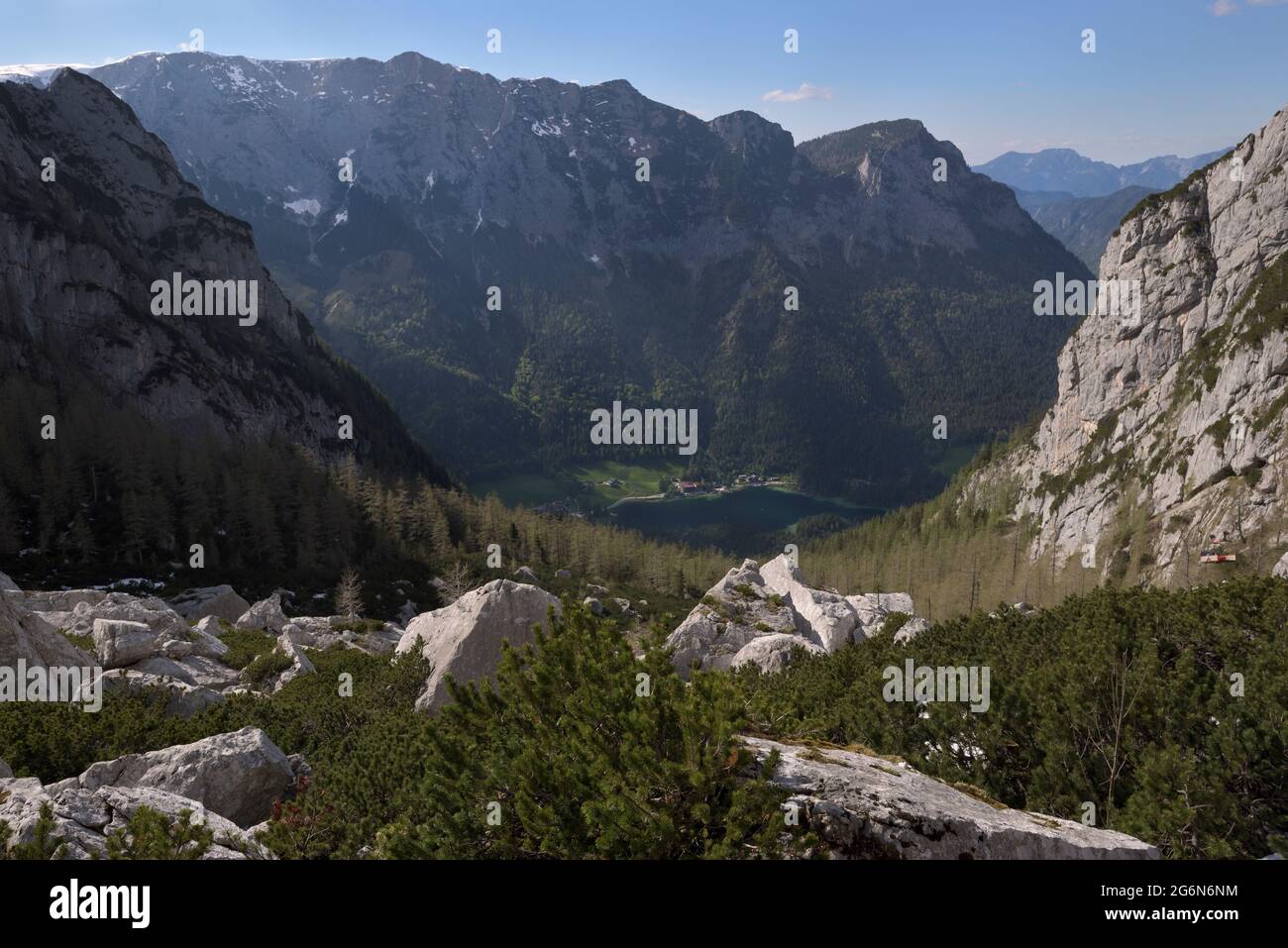 Vista del lago Hintersee desde el refugio de montaña Blaueishuette, Berchtesgaden, Baviera, Alemania Foto de stock