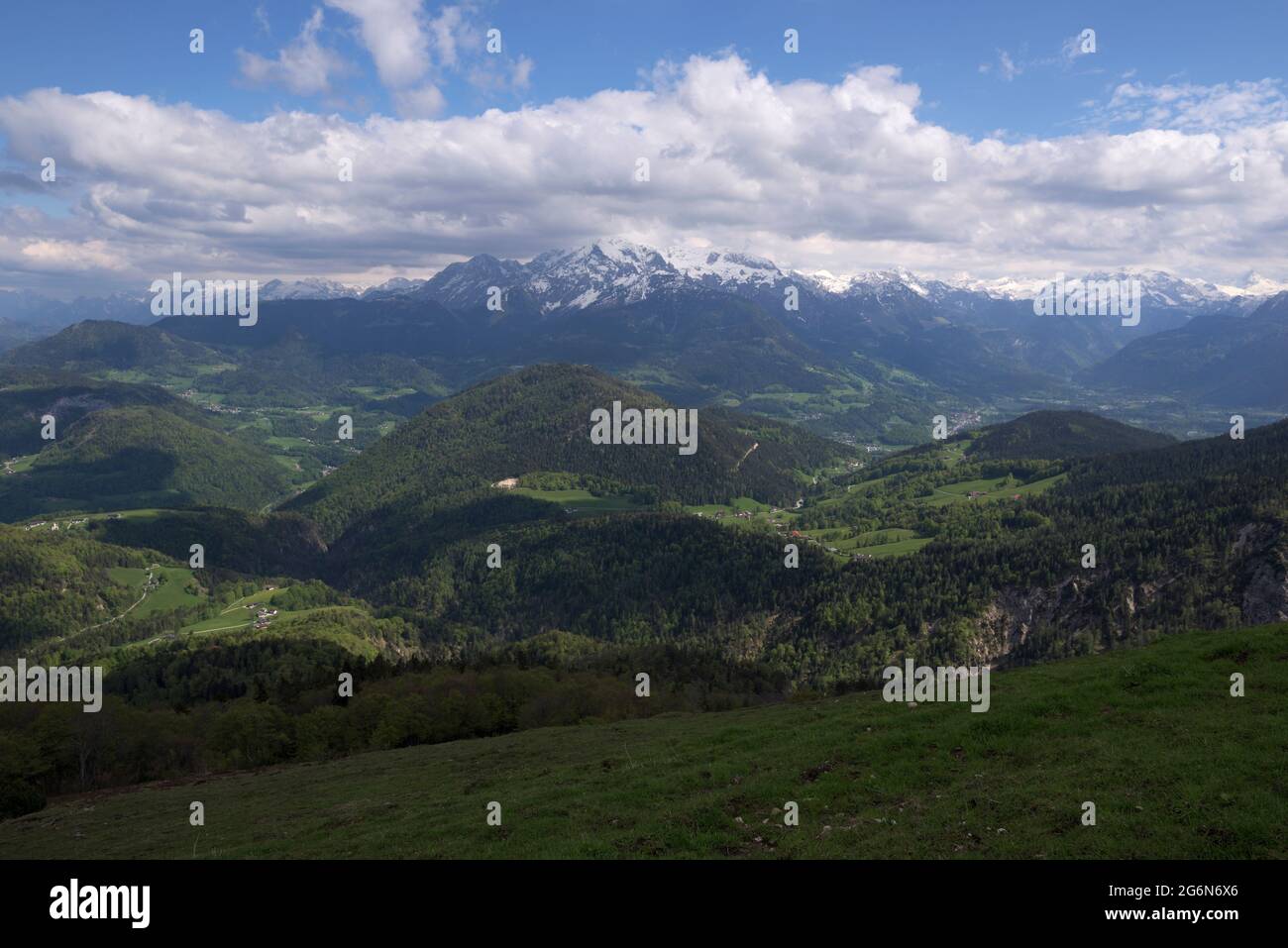 Vista panorámica de montaña con Kehlstein, Hoher Göll, Hohes Brett y otros vistos desde la cabaña de montaña Scheibenalm, Berchtesgaden, Baviera, Alemania Foto de stock
