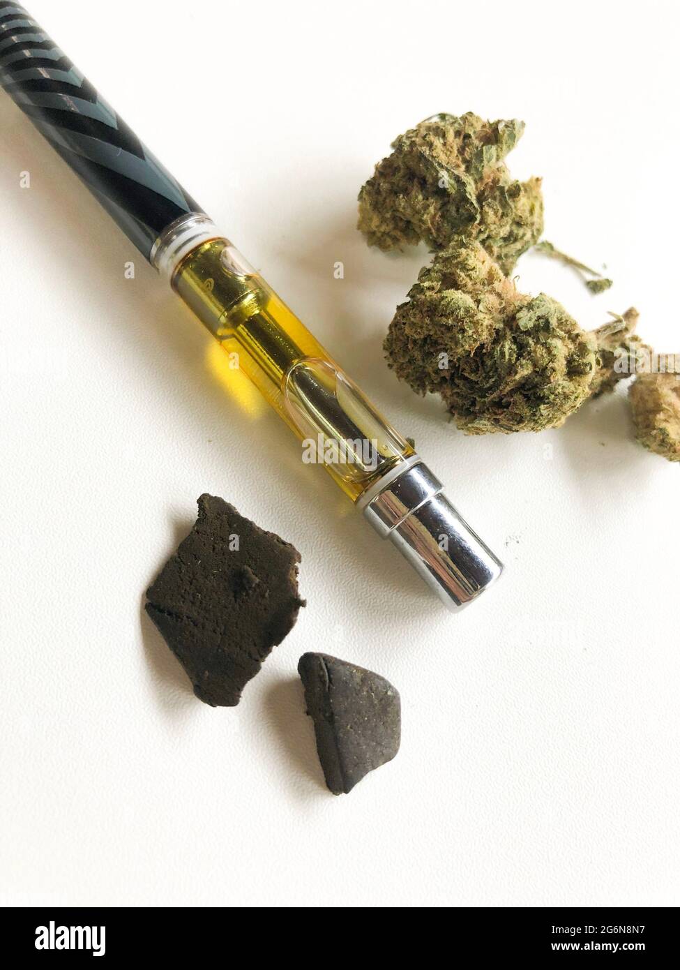 Diferentes formas de marihuana, como la resina dorada en una pluma de  vaina, hachís y malezas, o hierba sobre un fondo blanco Fotografía de stock  - Alamy