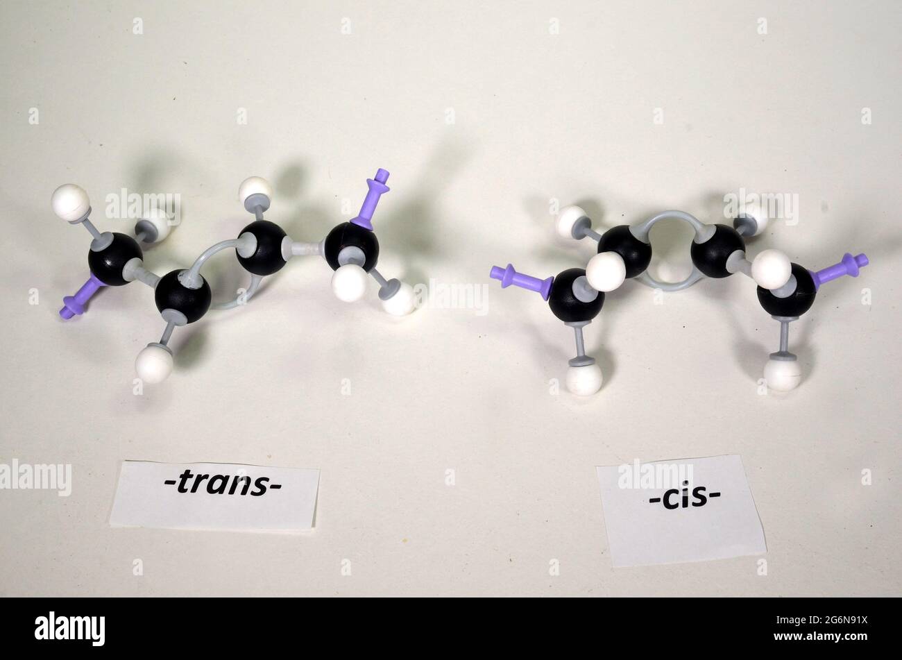 Parte de una cadena de hidrocarburos con doble enlace. Se puede ver la diferencia entre la disposición -cis y -trans del enlace doble. El blanco es hidrógeno, Foto de stock