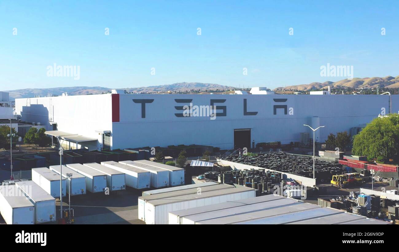 Fremont, California, EE.UU. - marzo 01 2021: Fábrica de vehículos eléctricos Tesla, fábrica de automóviles antecedentes. Foto de stock