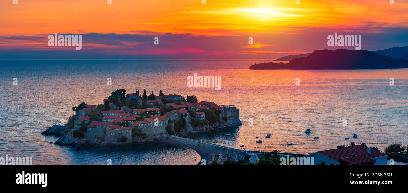 Panorama de la isla Sveti Stefan cerca de Budva en un hermoso día de verano al atardecer. Montenegro, Balcanes, Europa. Foto de stock