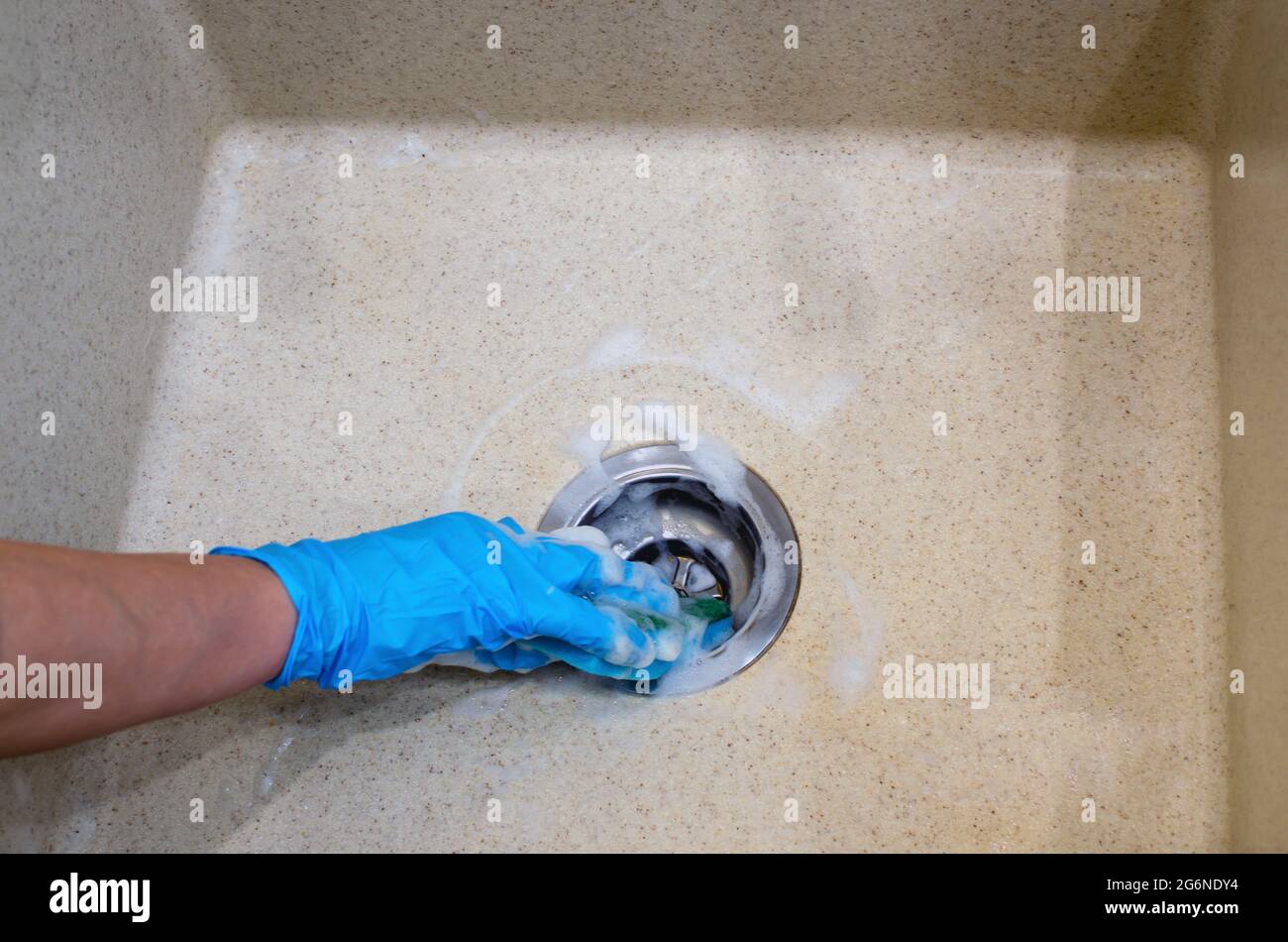 Drenar el agua con el desagüe del tapón de caucho en el cuarto de baño con  ducha Fotografía de stock - Alamy