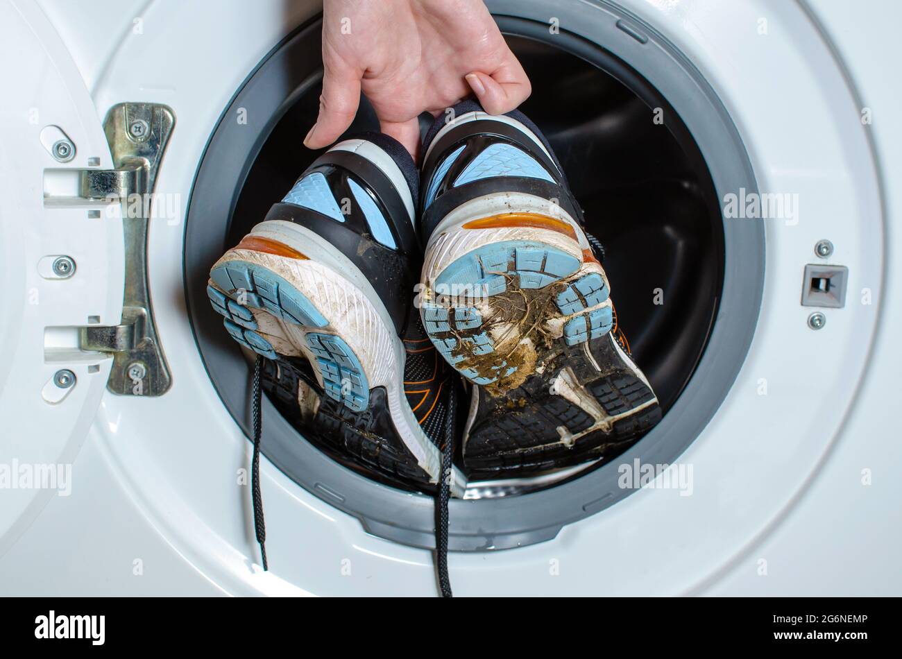 Lavar las zapatillas sucias en la lavadora. Limpieza de la suela de las  zapatillas de running. Lave las sneakers sucias, zapatos limpios. Lave las  sneakers. Limpieza de pista Fotografía de stock -