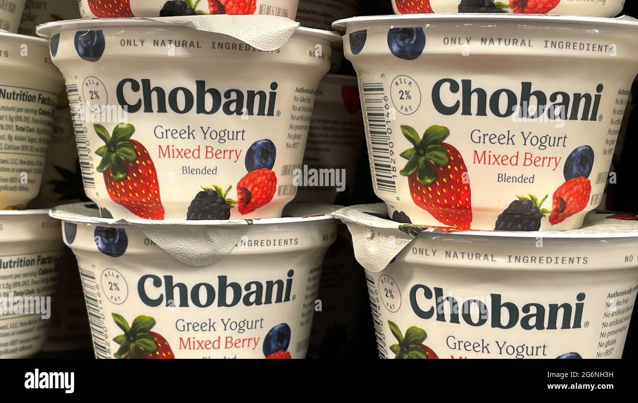 La fábrica de yogur griego Chobani se vende en una tienda de comestibles en San Diego, California. El fabricante griego de yogur Chobani podría estar valorado en más de $10 mil millones en su oferta pública inicial (IPO), dijo el miércoles a Reuters una persona familiarizada con el asunto, ya que la empresa archivó confidencialmente los trámites reglamentarios para su cotización en el mercado bursátil. 07 de julio de 2021. REUTERS/Mike Blake Foto de stock