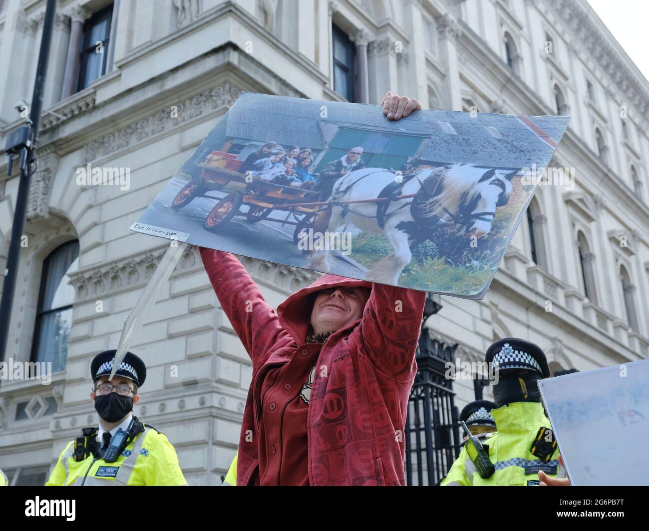 Un hombre se encuentra frente a Downing Street para protestar contra la propuesta de ley de delito y sentencia que los activistas dicen que criminalizaría a los viajeros. Foto de stock