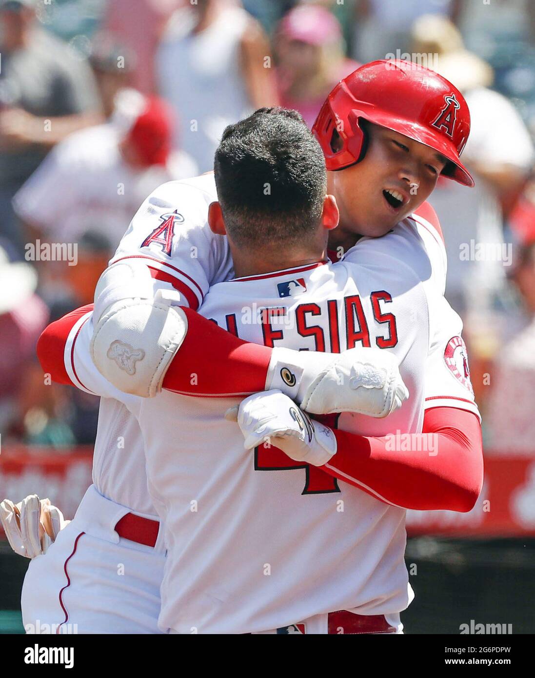 Shohei Ohtani (cámara de frente) de Los Angeles Angels celebra con su  compañero José Iglesias después de batear su home run de la temporada 32nd  líder en la liga mayor en la