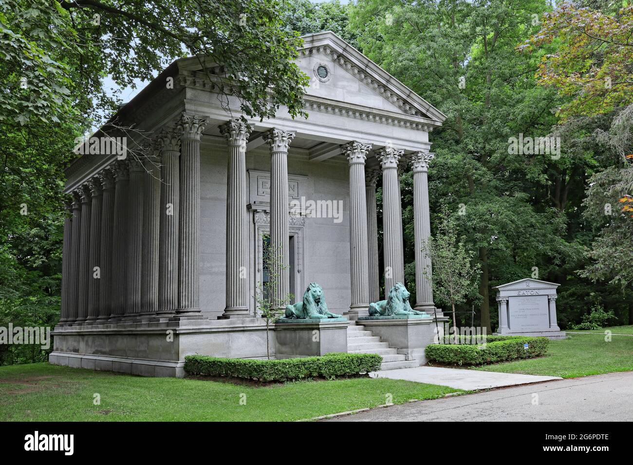 Gran mausoleo de estilo clásico de una familia rica, custodiada por leones, en el cementerio Mount Pleasant, Toronto Foto de stock