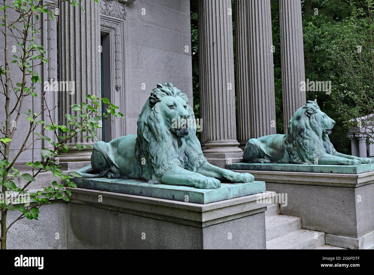 Gran mausoleo de estilo clásico de una familia rica, custodiada por leones, en el cementerio Mount Pleasant, Toronto Foto de stock