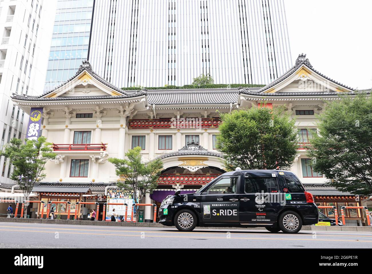 7 DE JULIO de 2021 : Un taxi marcado con el emblema de los Juegos Olímpicos de Tokio 2020 se ve en Tokio, Japón. Crédito: AFLO SPORT/ALAMY Live News Foto de stock