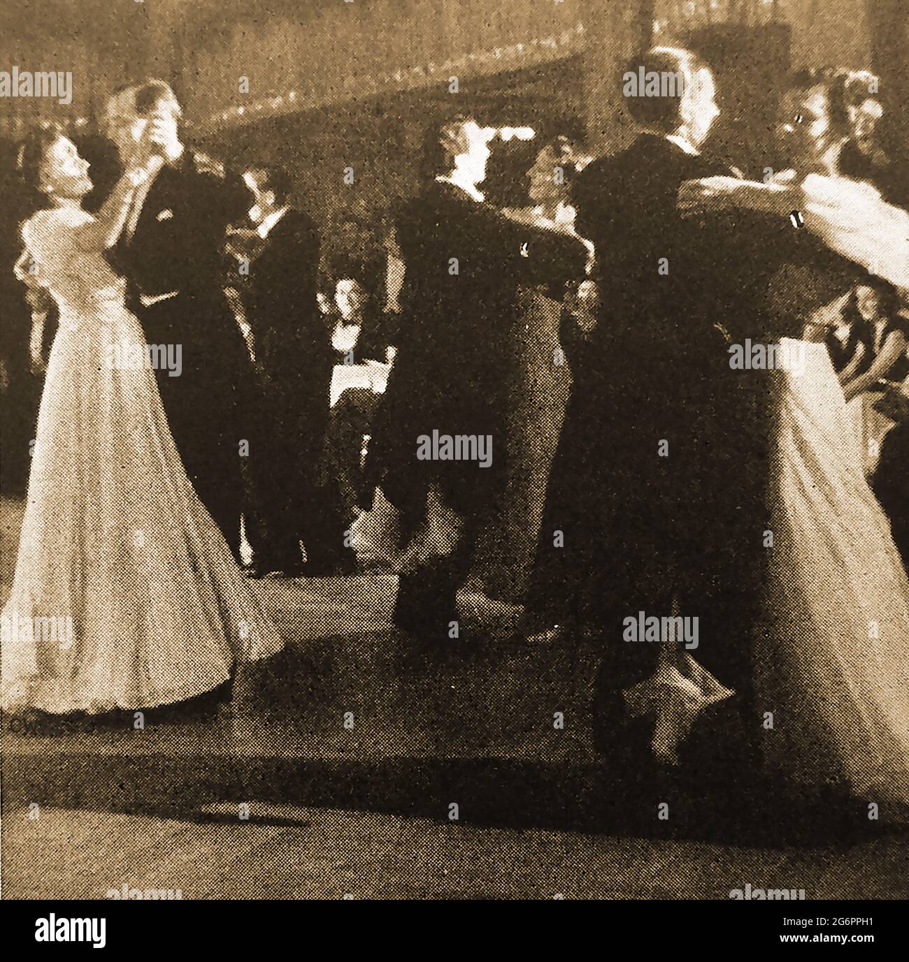 Salón de baile. Una imagen de prensa de los bailarines británicos disfrutando de un paso rápido, alrededor de 1940, en vestido formal. Algunos consideran que el paso rápido es un foxtrot muy rápido o un onestep. Foto de stock