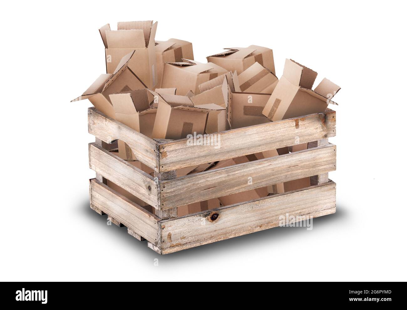 Una caja de madera llena de cajas de cartón. Reciclaje del movimiento y el  concepto de embalaje aislado sobre un fondo blanco Fotografía de stock -  Alamy