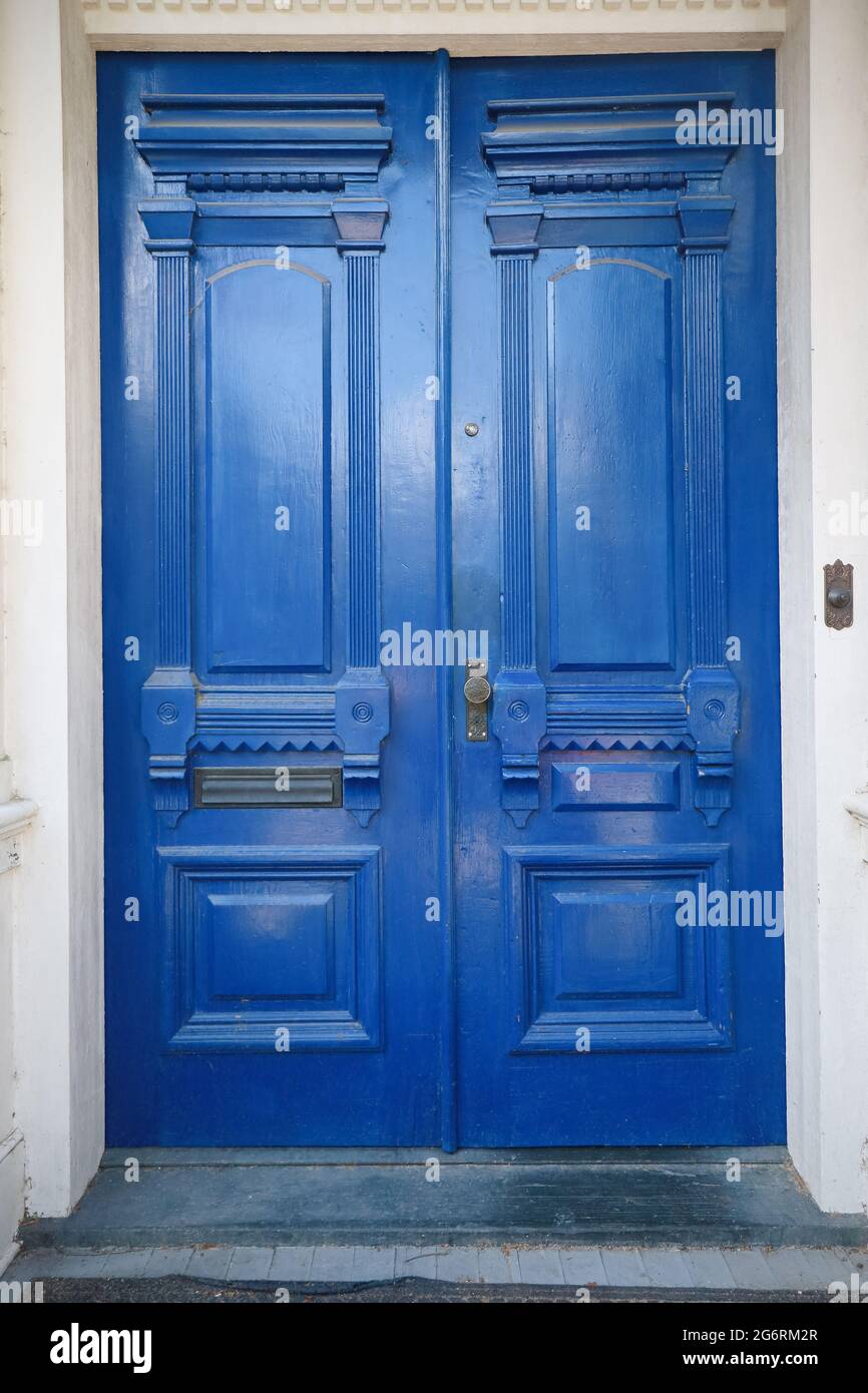 Pintura azul cobalto fotografías e imágenes de alta resolución - Alamy