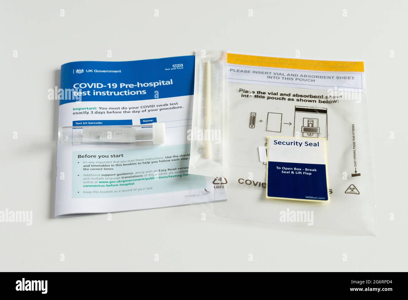 Un kit de prueba doméstica de PCR Covid-19 Foto de stock