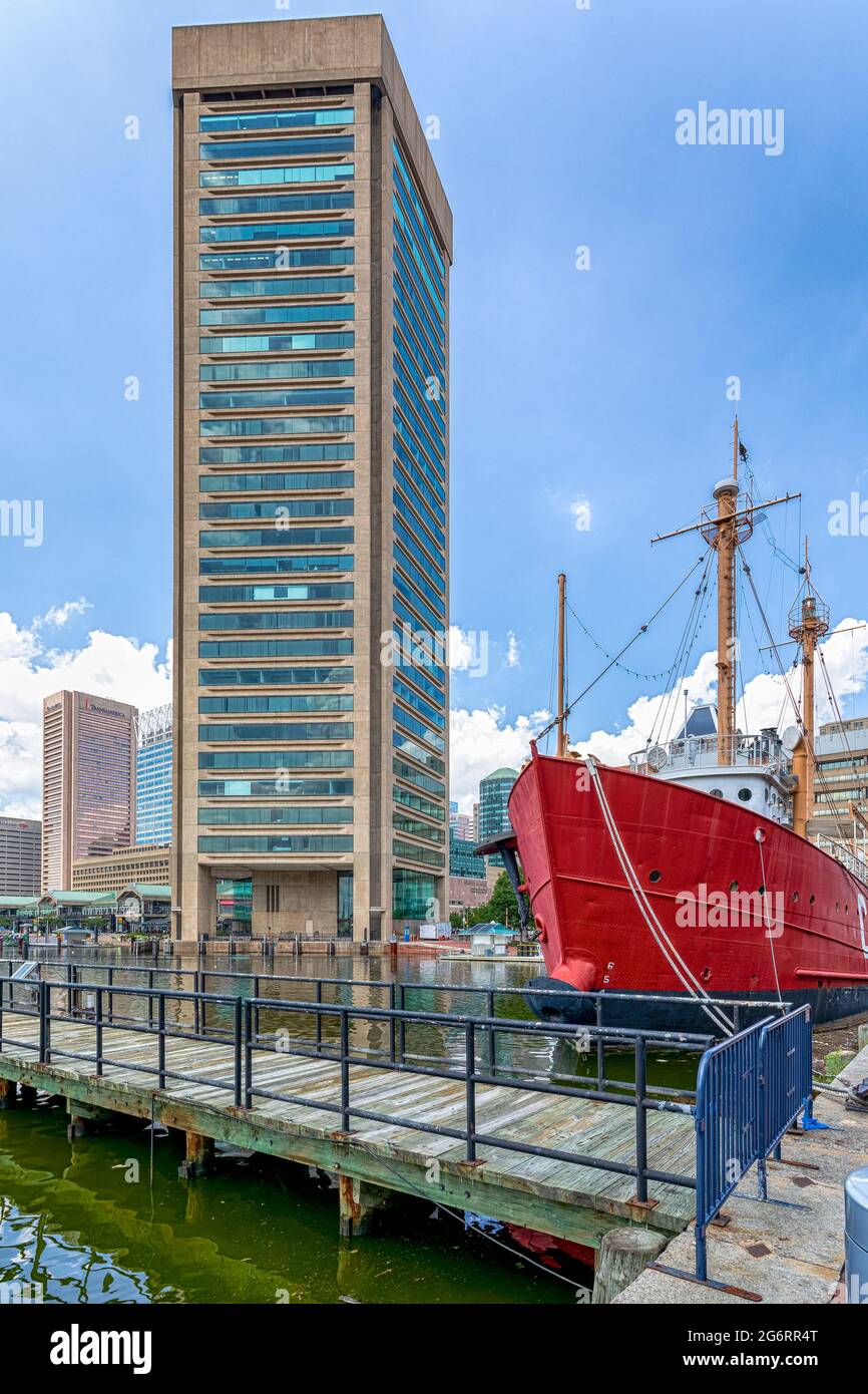 World Trade Center Baltimore se eleva sobre el buque de la Guardia Costera de EE.UU. Chesapeake. Ambas son atracciones turísticas de Inner Harbour. Foto de stock