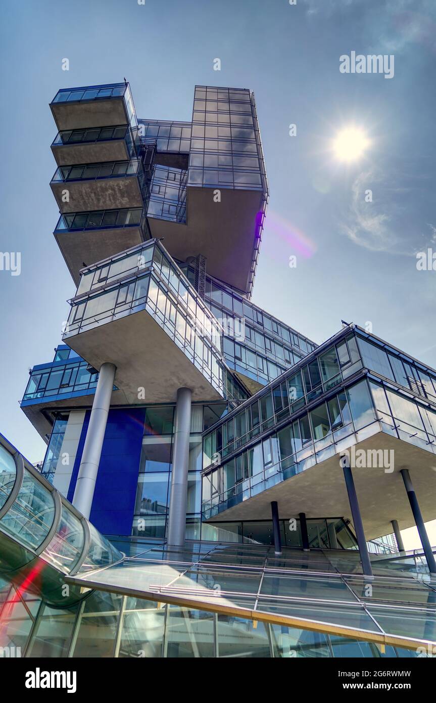 Edificio administrativo futurista y moderno de cristal de Bank Nord LB, banco estatal del norte de Alemania, en el centro de la capital del estado, Hannover, Alemania, julio Foto de stock