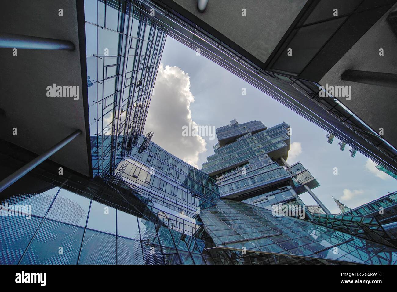 Edificio administrativo futurista y moderno de cristal del Bank Nord LB, banco estatal del norte de Alemania, en el centro de la capital del estado, Hannover, Alemania, julio de 3 Foto de stock