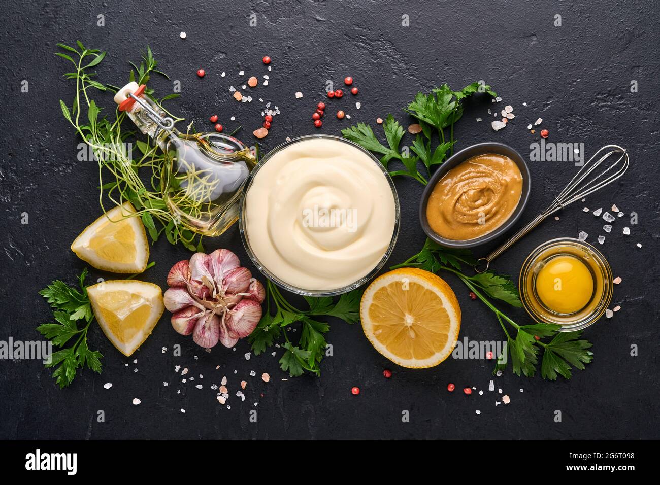 Mujer cociendo sándwiches con salsa de mayonesa en casa cocina Fotografía  de stock - Alamy