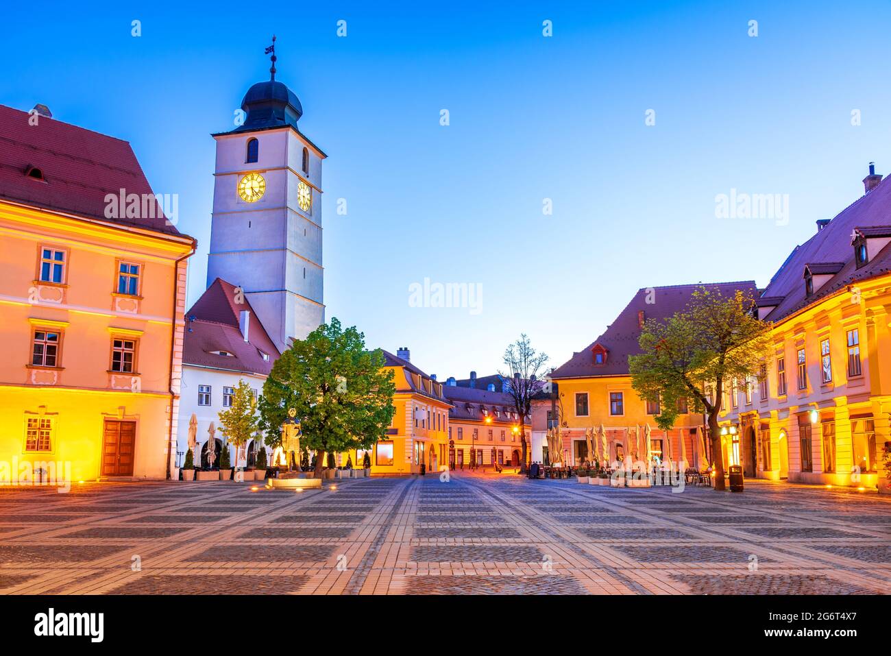 Sibiu, Rumania. Pintoresco centro medieval, lugar de viaje escénico en Transilvania. Foto de stock