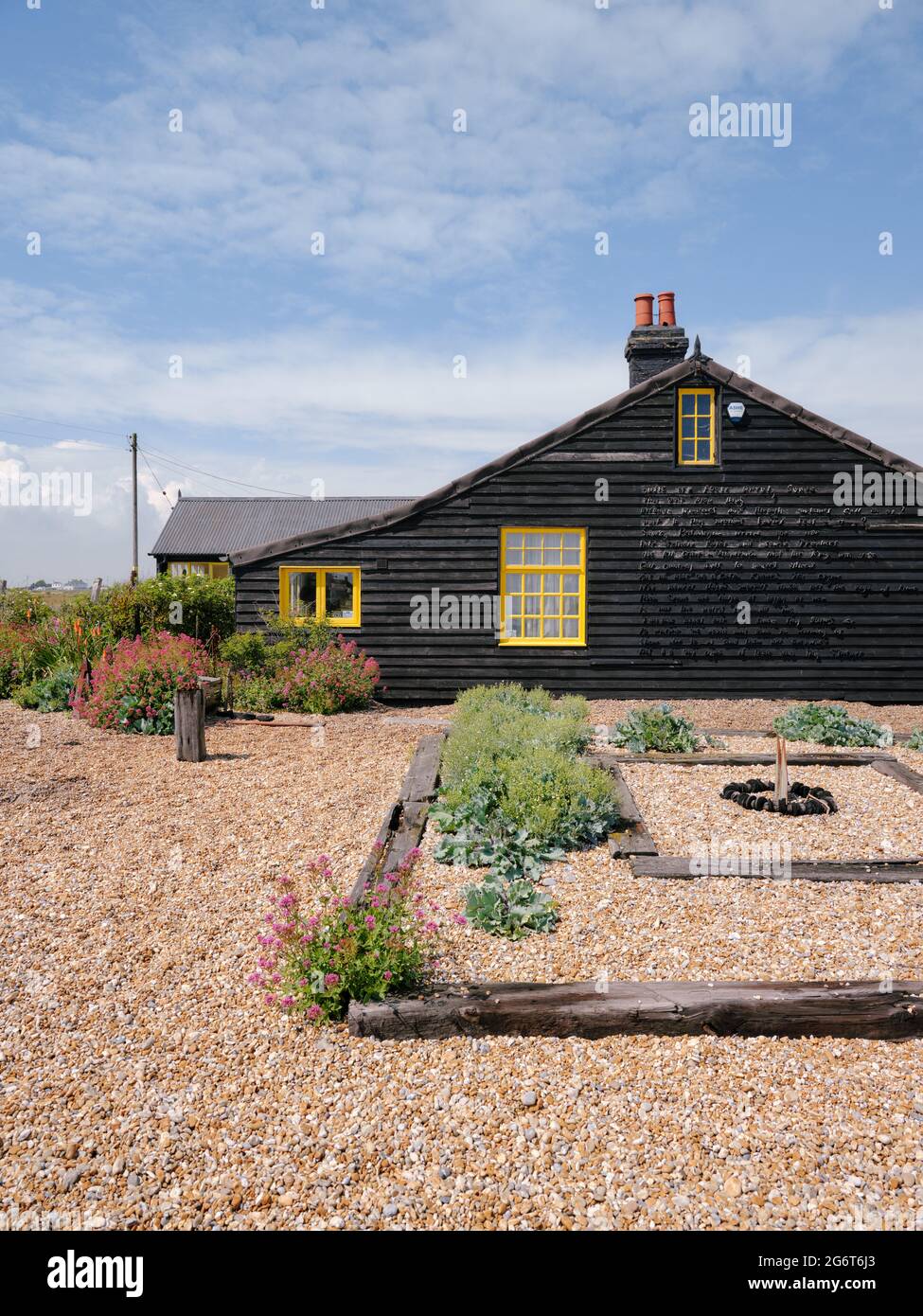Prospect Cottage Una cabaña de pescadores victorianos y jardín de playa de guijarros en la costa en Dungeness, Kent Inglaterra Reino Unido verano 2021 - Derek Jarman's House Foto de stock