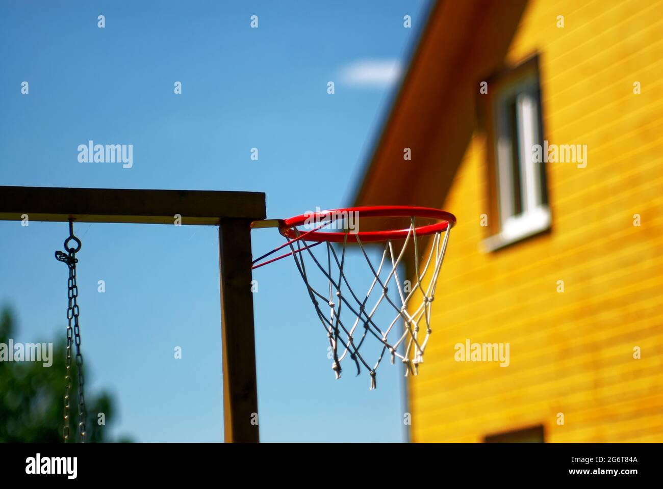 canasta de baloncesto cerca de la casa del pueblo, en el verano Fotografía  de stock - Alamy