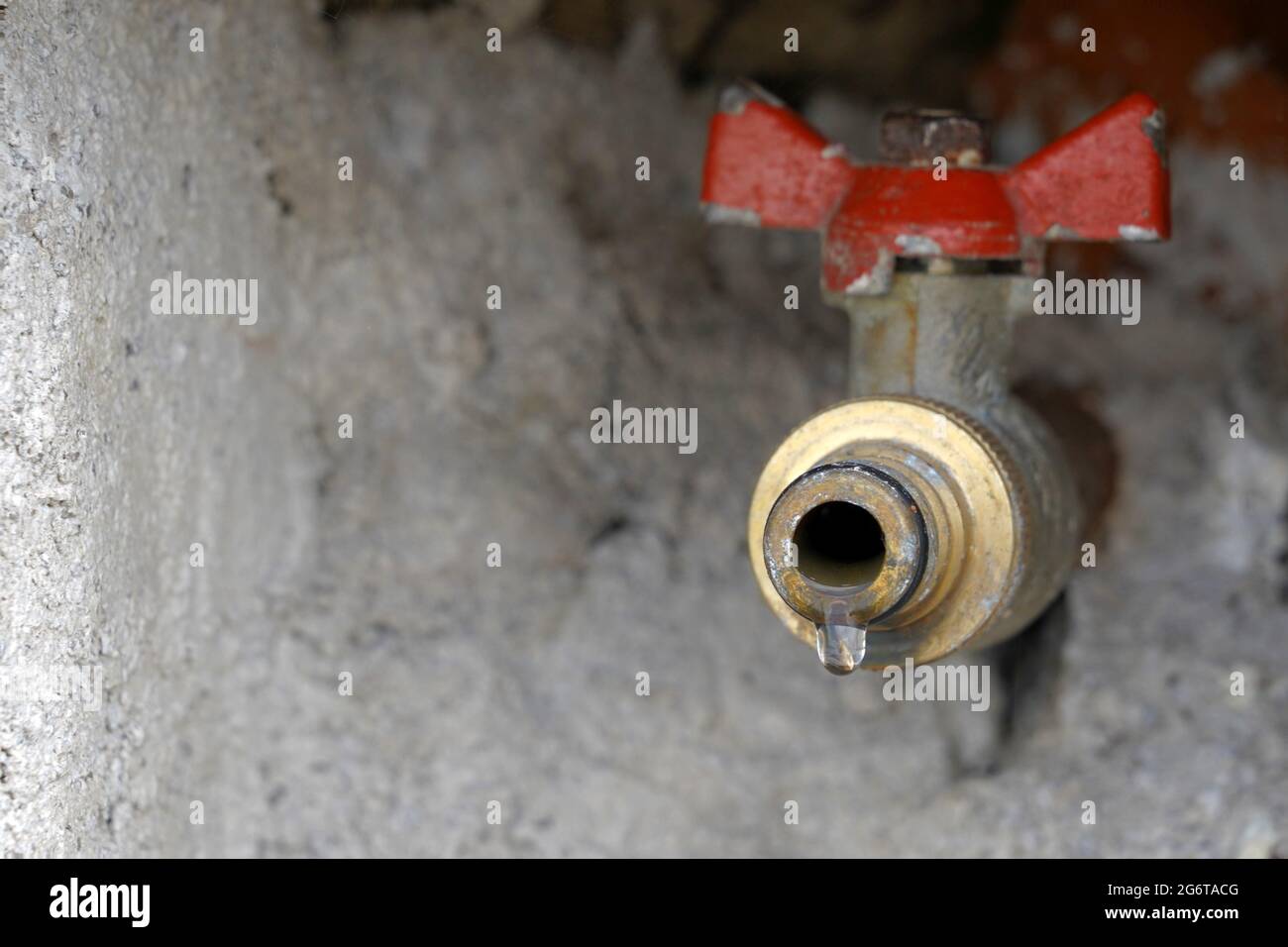 Cuarto De Baño Grifo De Agua Y El Calentador En Una Pared Gris Fotos,  retratos, imágenes y fotografía de archivo libres de derecho. Image 16886014