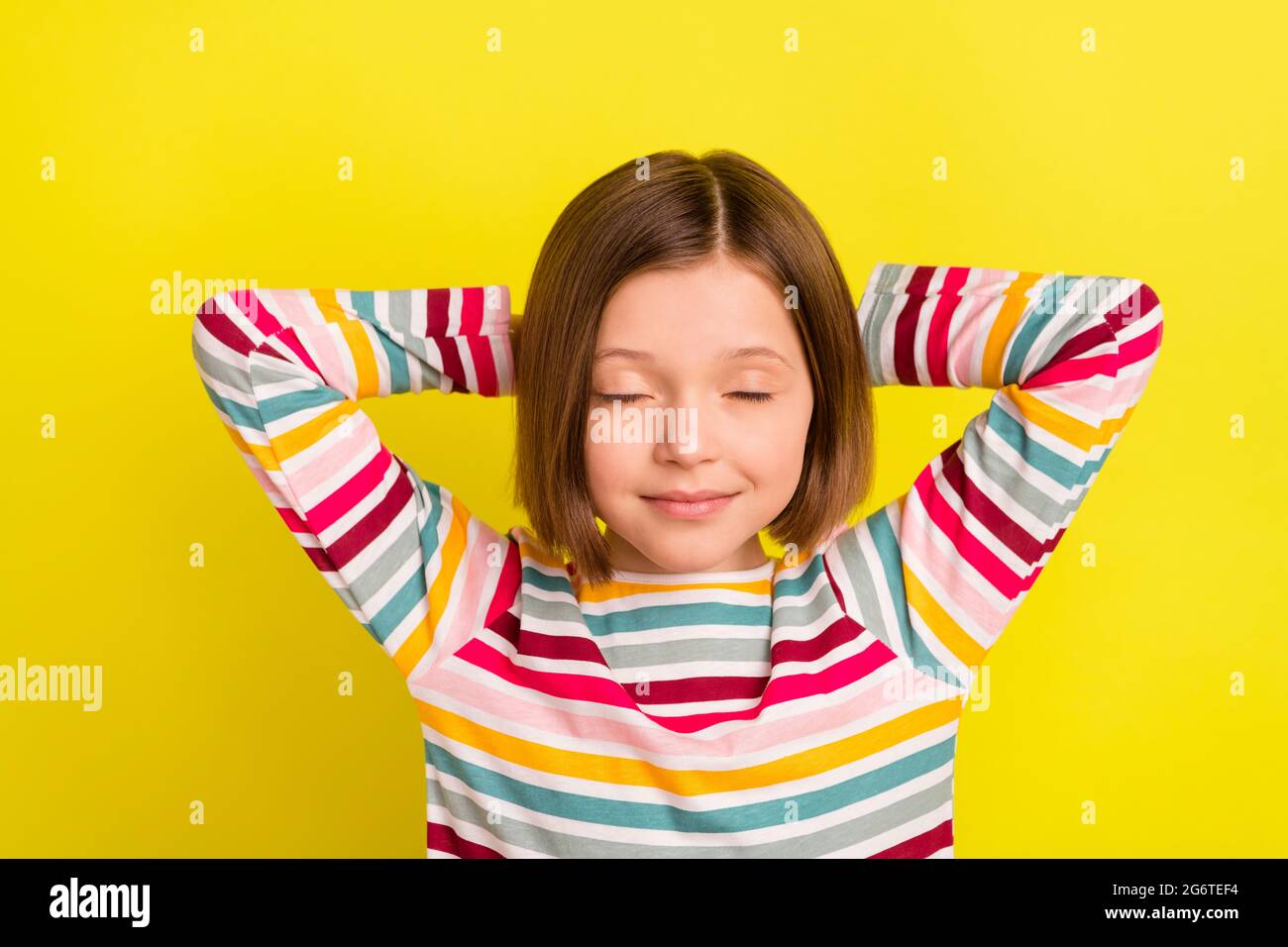 Arriba alta vista de ángulo foto de col sleepy chica pequeña sostener