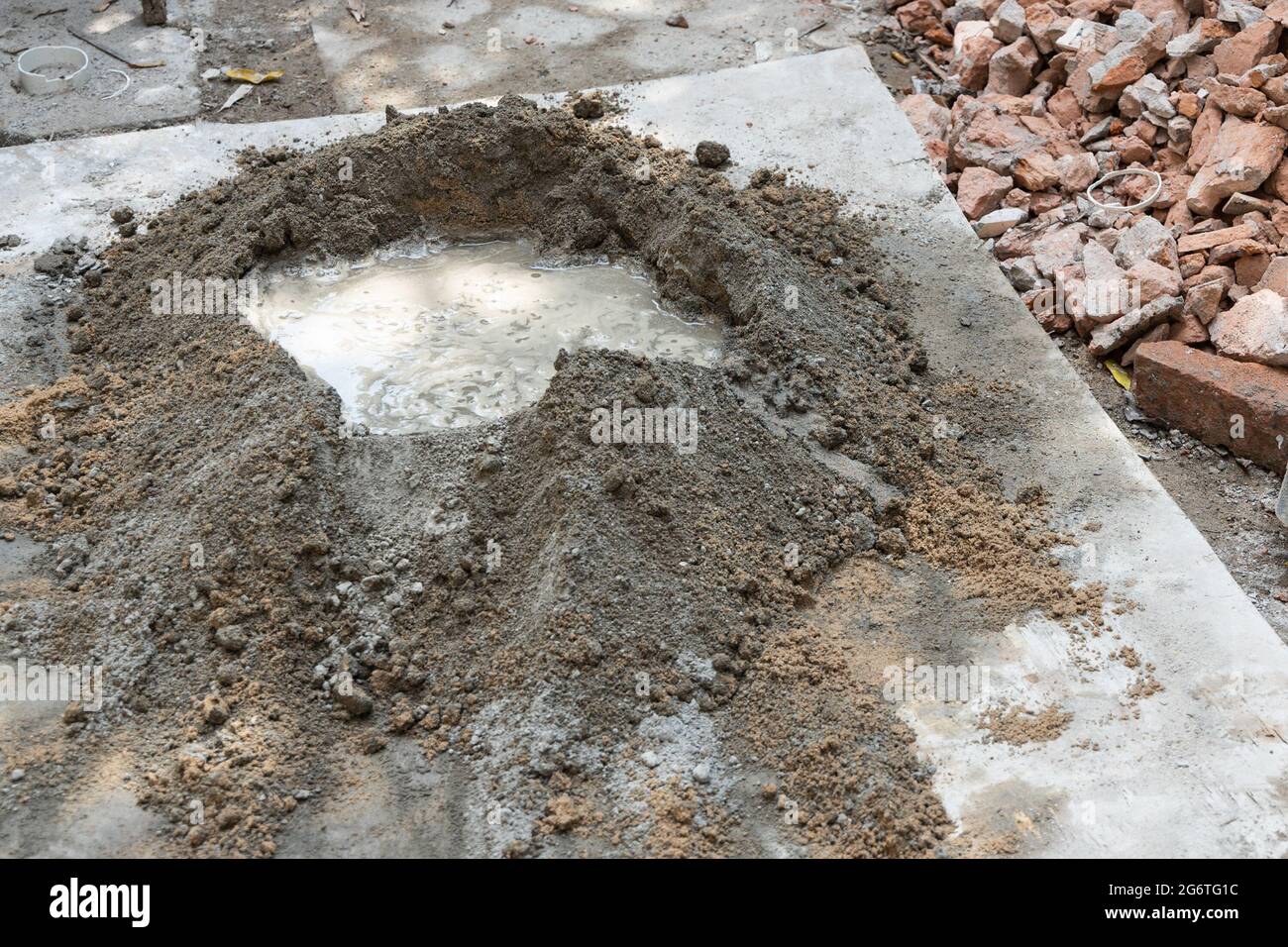 El cemento y la arena se mezclan con el agua para ser convertido en mortero  para la construcción Fotografía de stock - Alamy