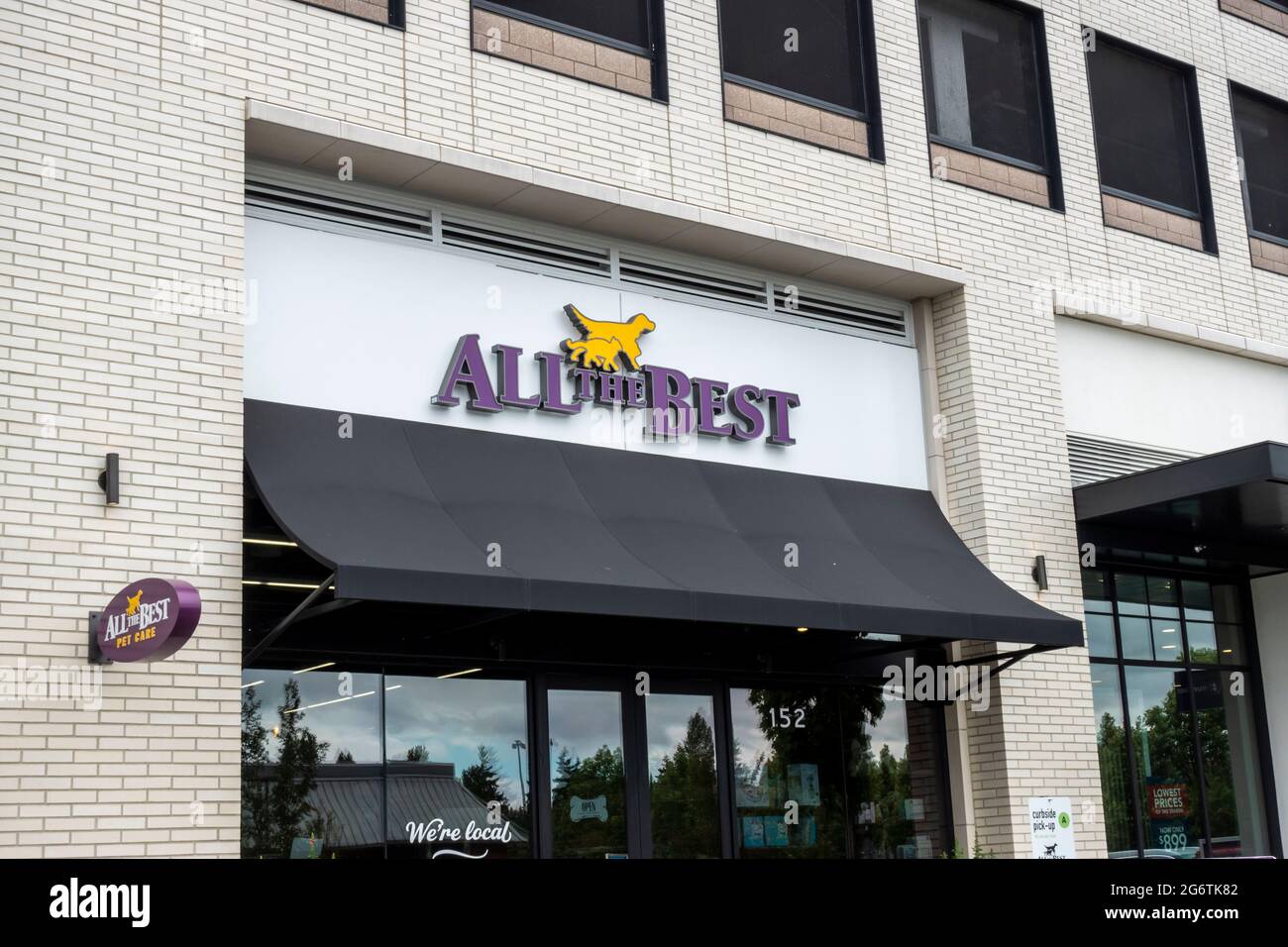 Kirkland, WA EE.UU. - circa Julio 2021: Vista de la calle del exterior de todos los mejores cuidados para mascotas en Totem Lake. Foto de stock