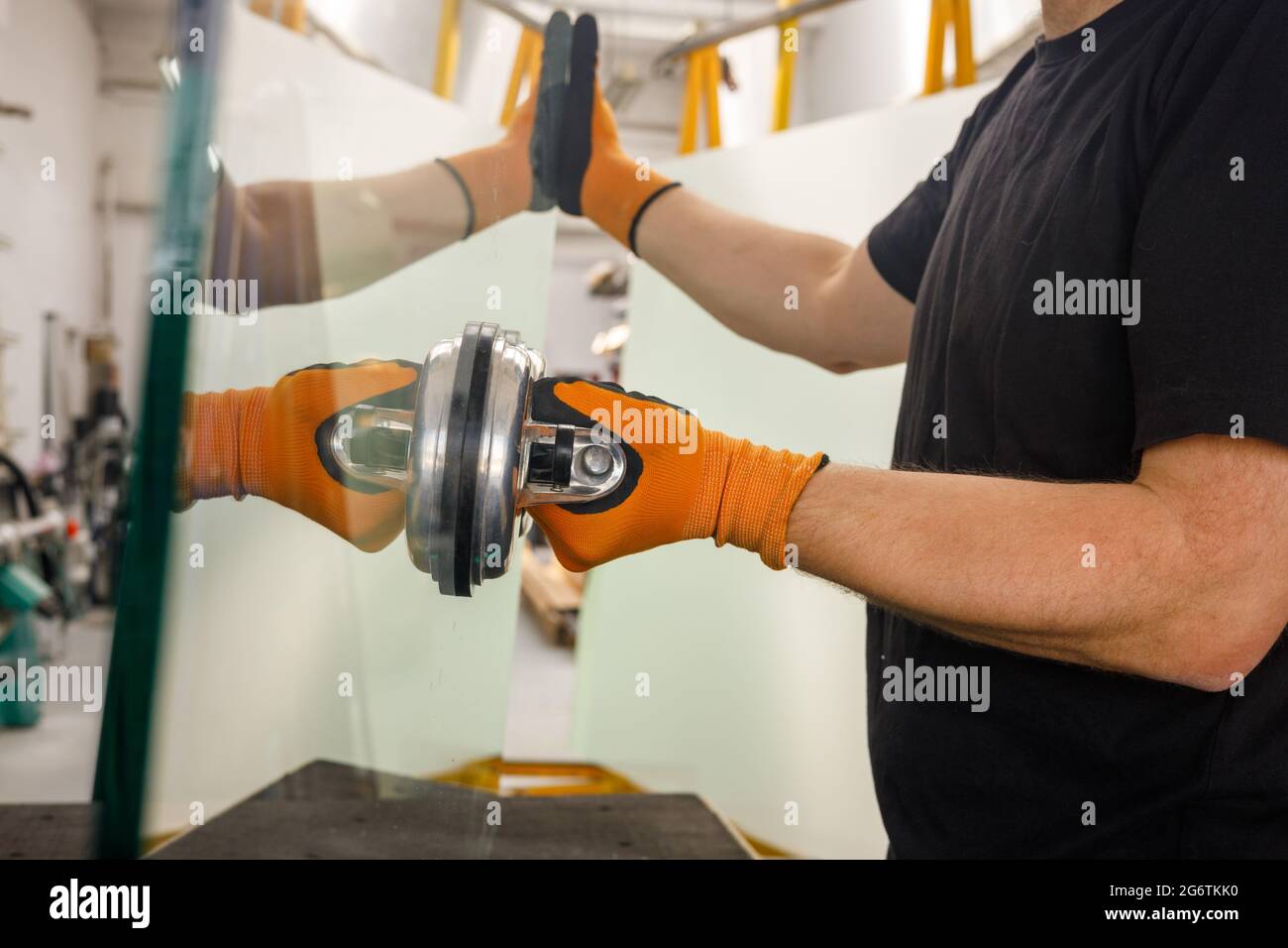 Vidriero sosteniendo un grueso panel de cristal con ventosa, Fábrica de  Vidrio, implementos especializados Fotografía de stock - Alamy