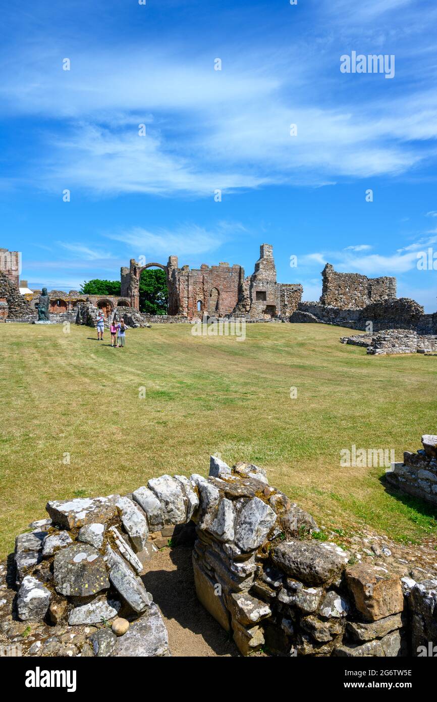 Las ruinas de la ciudad medieval de Lindisfarne Priory, Holy Island, Northumberland, Inglaterra, Reino Unido. Foto de stock