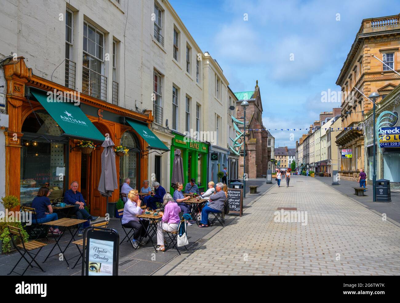 Tiendas y cafés en St John's Street en el centro de la ciudad, Perth, Escocia, Reino Unido Foto de stock