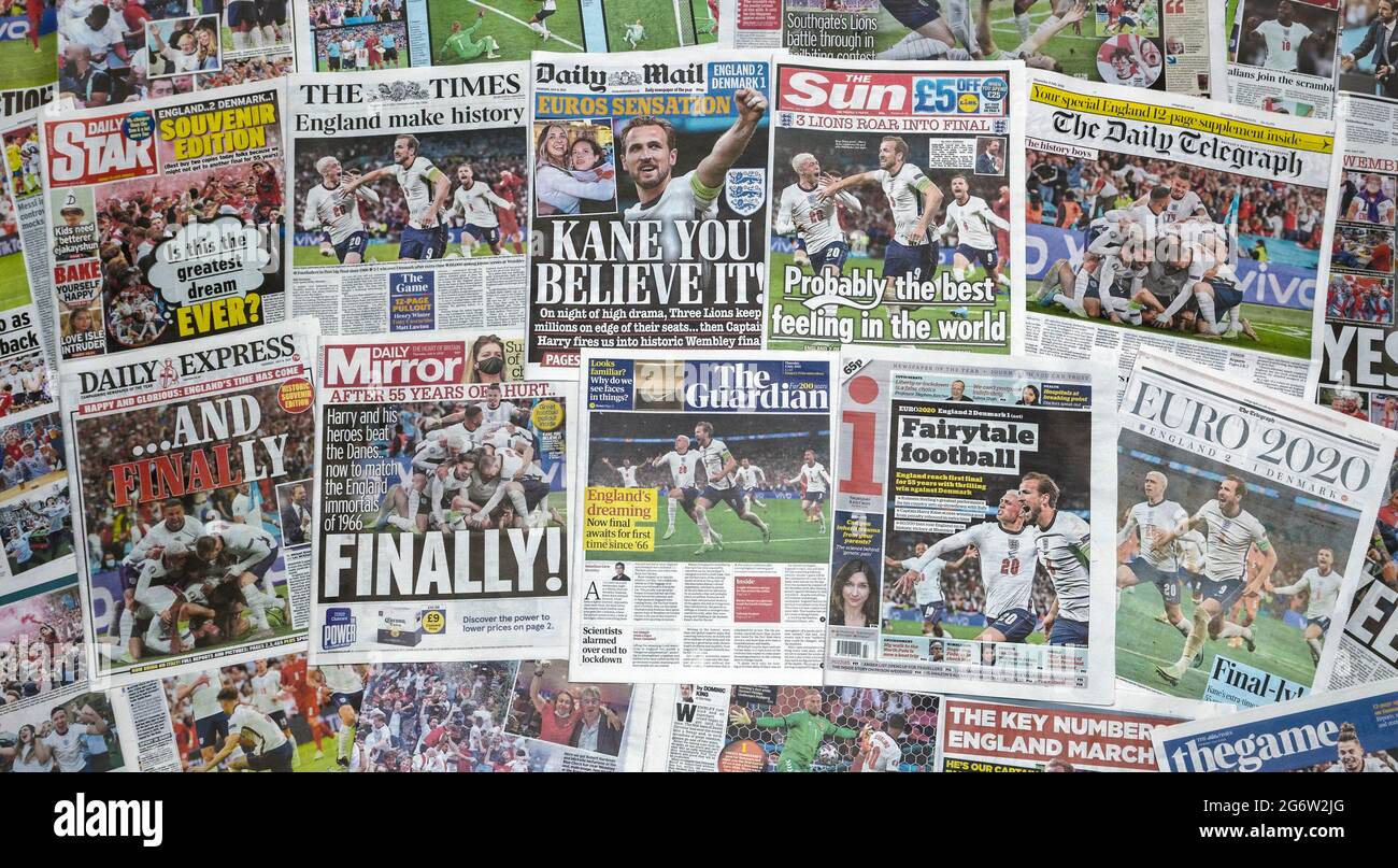 Páginas de portada del periódico británico que informan sobre la victoria semifinal de la Eurocopa 2020 de Inglaterra contra Dinamarca, Londres, Inglaterra - 08 de julio de 2021 Foto de stock