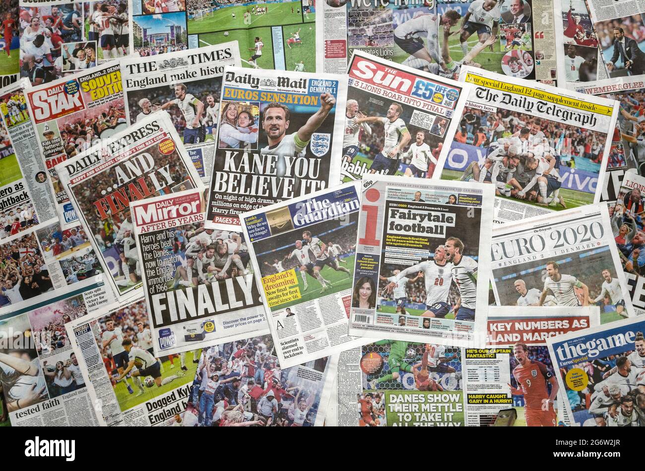Páginas de portada del periódico británico que informan sobre la victoria semifinal de la Eurocopa 2020 de Inglaterra contra Dinamarca, Londres, Inglaterra - 08 de julio de 2021 Foto de stock