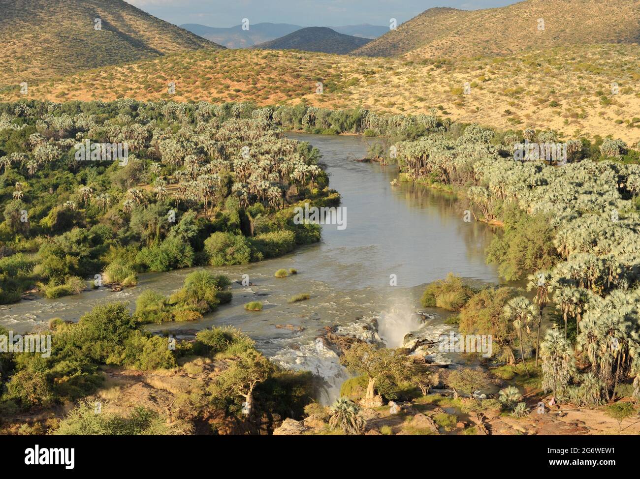 NAMIBIA. REGIÓN DE KAOKOLAND. EL TERRITORIO DE HIMBA ESTÁ DELIMITADO EN EL NORTE DE NAMIBIA POR EL RÍO KUNENE, FRONTERA NATURAL CON ANGOLA, FAMOSO POR EL PE Foto de stock