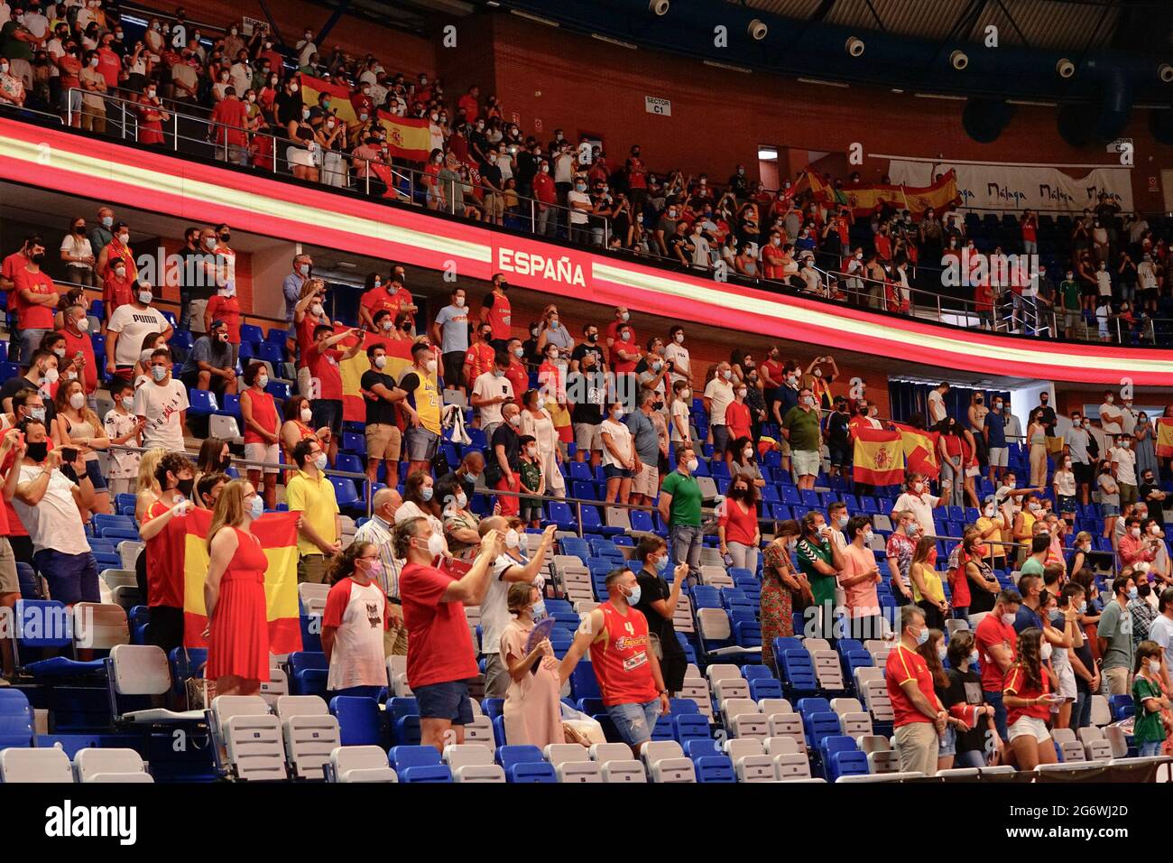 Málaga, España. 08th de julio de 2021. Los aficionados son vistos  alegrándose durante un partido de baloncesto amistoso entre España y  Francia en el Palacio de los Deportes José María Martín Carpena