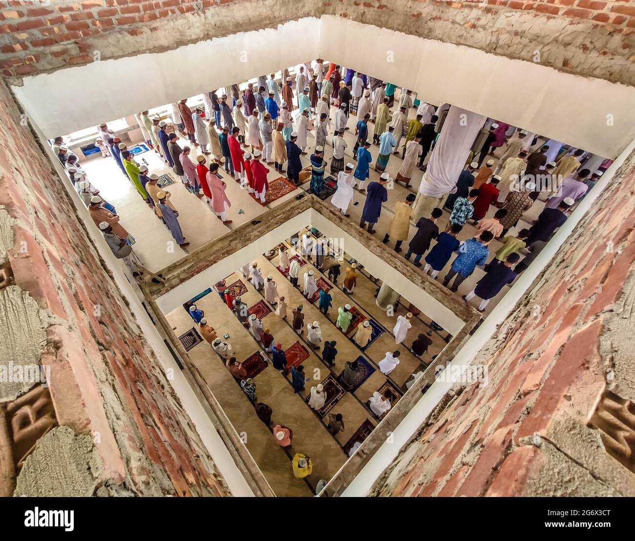 Barishal, Barishal, Bangladesh. 9th de julio de 2021. Los musulmanes realizan oraciones del viernes sin mantener ningún tipo de distancia social en una mezquita donde el país está bajo un encierro para contener la segunda ola de la pandemia COVID-19 en la ciudad de Barishal, Bangladesh. Crédito: Mustasinur Rahman Alvi/ZUMA Wire/Alamy Live News Foto de stock
