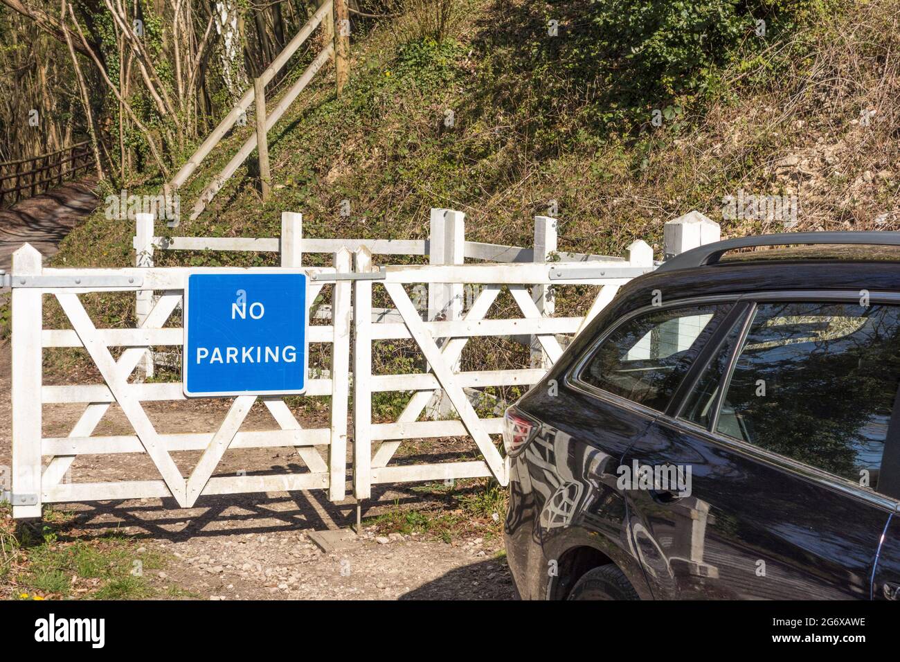 Coche estacionado frente a la señal de No Parking, Gloucestershire, reino unido Foto de stock