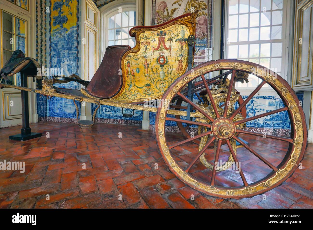 Palacio de Queluz, Municipio de Sintra, Portugal. Carruaje ricamente decorado con caballos en el Corredor dos Azulejos, o pasillo de azulejos, también conocido como t Foto de stock